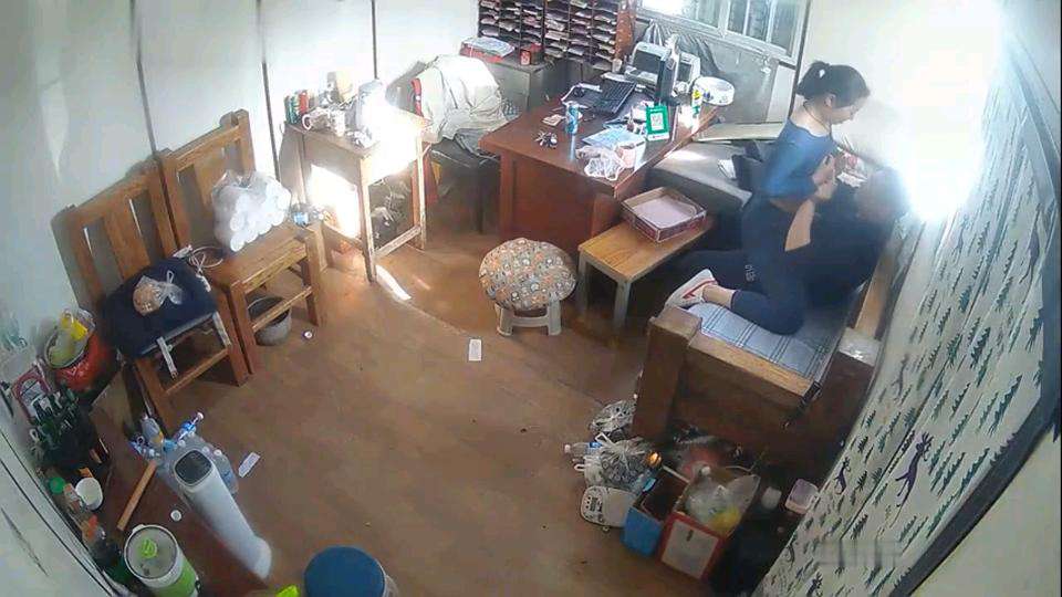 家族工厂摄像头破解真实TP弟弟跟嫂子在办公室偷情！