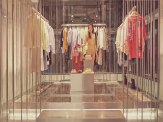 北京天使捷哥裸體體購物順便客串一下展櫃模特.